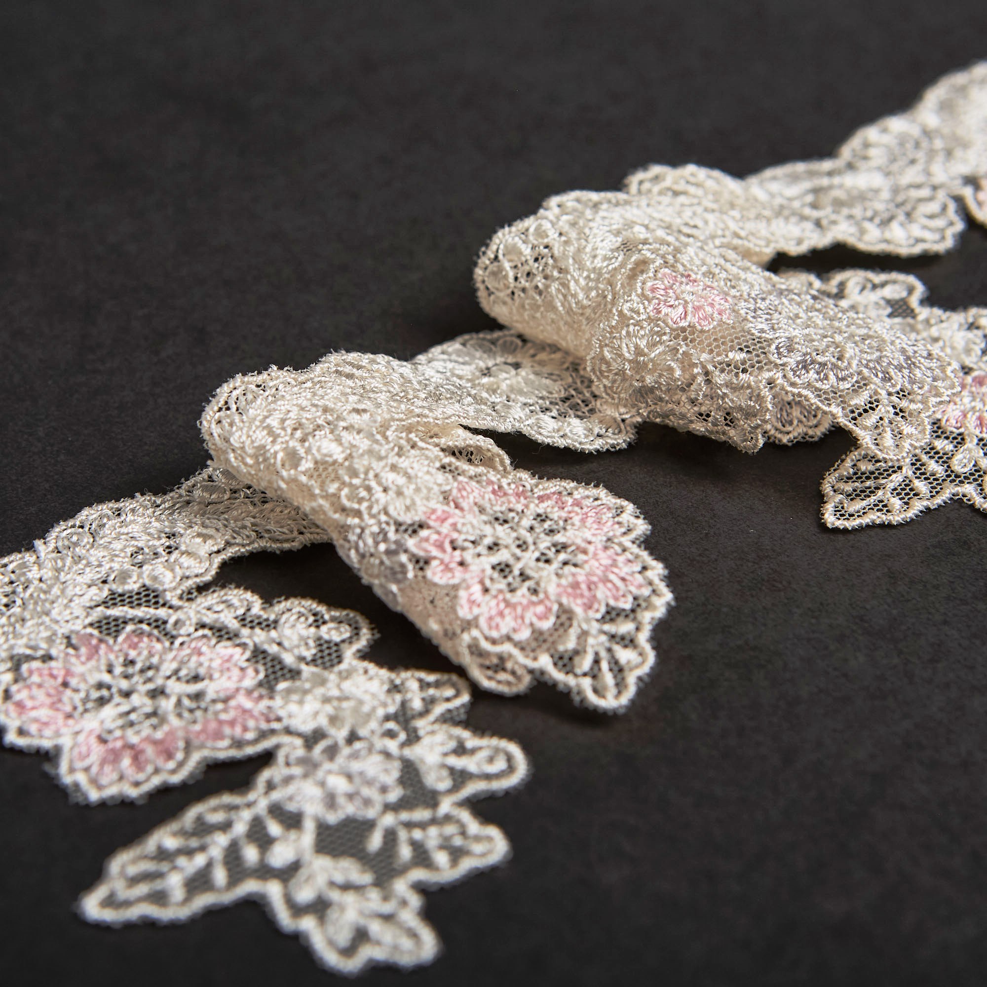 Вышивка На Сетке Неэластичной Узкая 425191 (Айвори, B 112/16, БП)